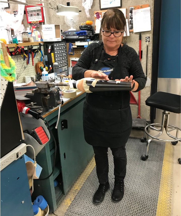 Sylvie Francoeur, mécanicienne, se sert d'un ancien papier à radiographie comme moule, pour ensuite faire couler de la cire, qui formera cette prothèse de membre supérieur.