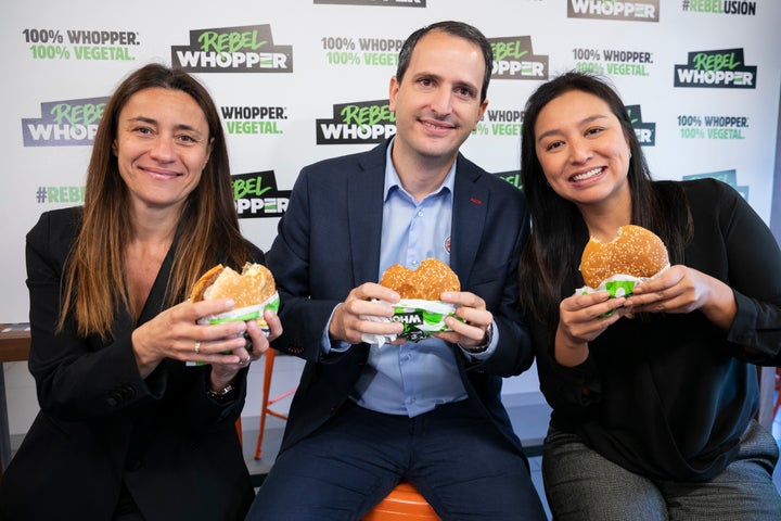 Angels Solans, directora de Unilever Food Solutions España, Borja Hernández, director de Burger King España y Bianca Shen, responsable de marketing de RBI.