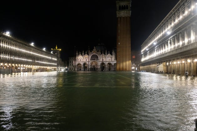 La place Saint-Marc de Venise sous les eaux à cause de la