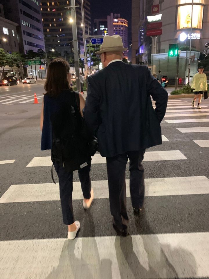 インタビューを終えて、ソウル市内を歩く許永中氏と筆者。