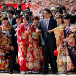 「桜を見る会」2020年度は中止。菅官房長官が発表「予算や招待人数を含めて全般的な見直し」