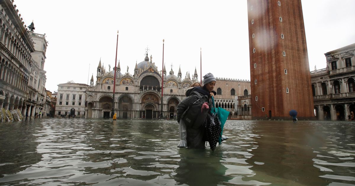 Почему венеция на воде. Площадь Сан Марко в Венеции затопило. Венеция площадь Сан Марко. Наводнение на площади Сан Марко. Венеция Сан Марко наводнение 2019.