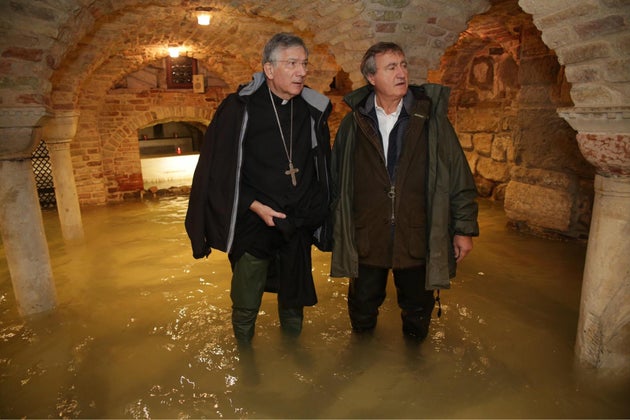 Acqua alta oltre un metro nella cripta della Basilica di San Marco: le immagini dall