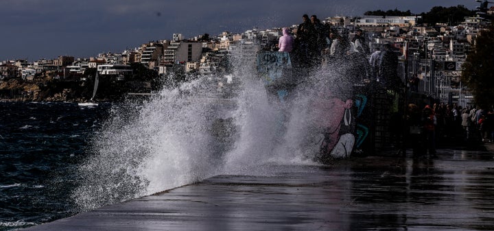 Κύματα στη Μαρίνα Φλοίσβου