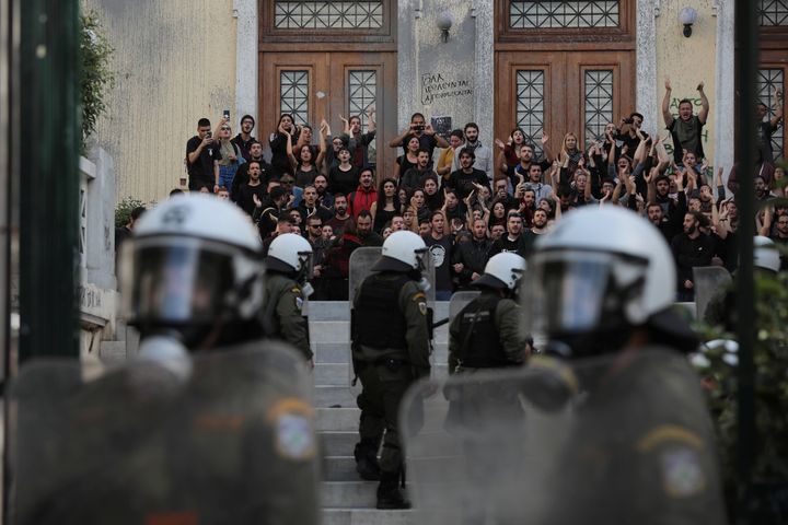 Από την «αναμέτρηση» διαδηλωτών με τα ΜΑΤ στην είσοδο της ΑΣΟΕΕ, στις 11 Νοεμβρίου 2019.