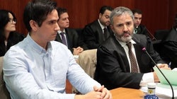 El jurado delibera para emitir su veredicto sobre el crimen de un hombre por llevar tirantes con la bandera de