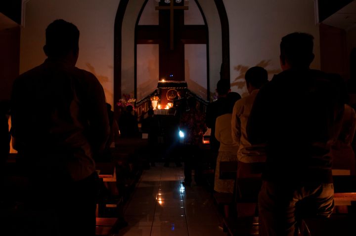 Χριστιανοί προσεύχονται σε εκκλησία στην Ιάβα της Ινδονησίας (εικόνα αρχείου)