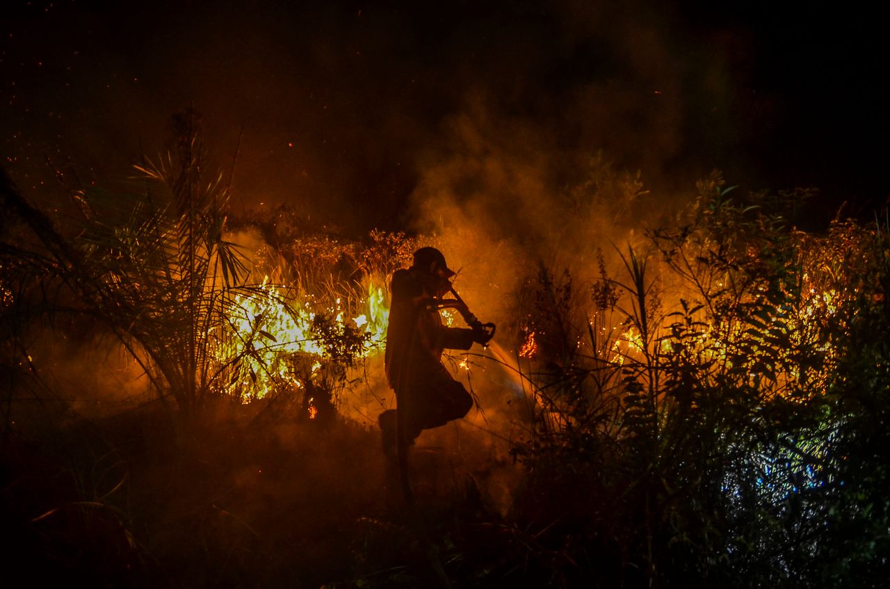 Πυροσβέστης δίνει μάχη με τη φωτιά στο Πεκανμπάρου της Ινδονησίας τον Οκτώβριο. 