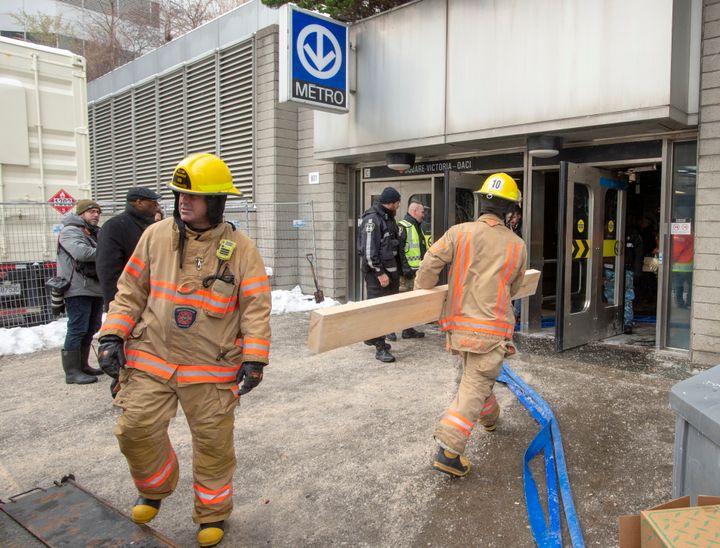Des pompiers et des employés des travaux publics de la Ville de Montréal ont été déployés sur le terrain.