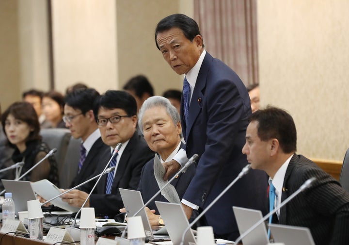 １０月３日の財政制度等審議会であいさつする麻生太郎財務相（右から２人目）＝財務省 