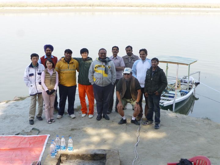 2012年11月 インドのガンジス川の流れるナローラにて（1番左が小島さん、その隣が杉松教授）
