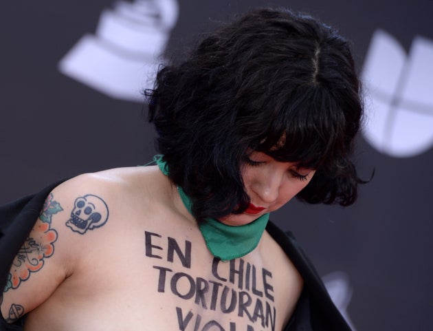 La Cantante Mon Laferte Muestra Sus Pechos En Los Grammy Latino Para Denunciar La Violencia En Chile El Huffpost