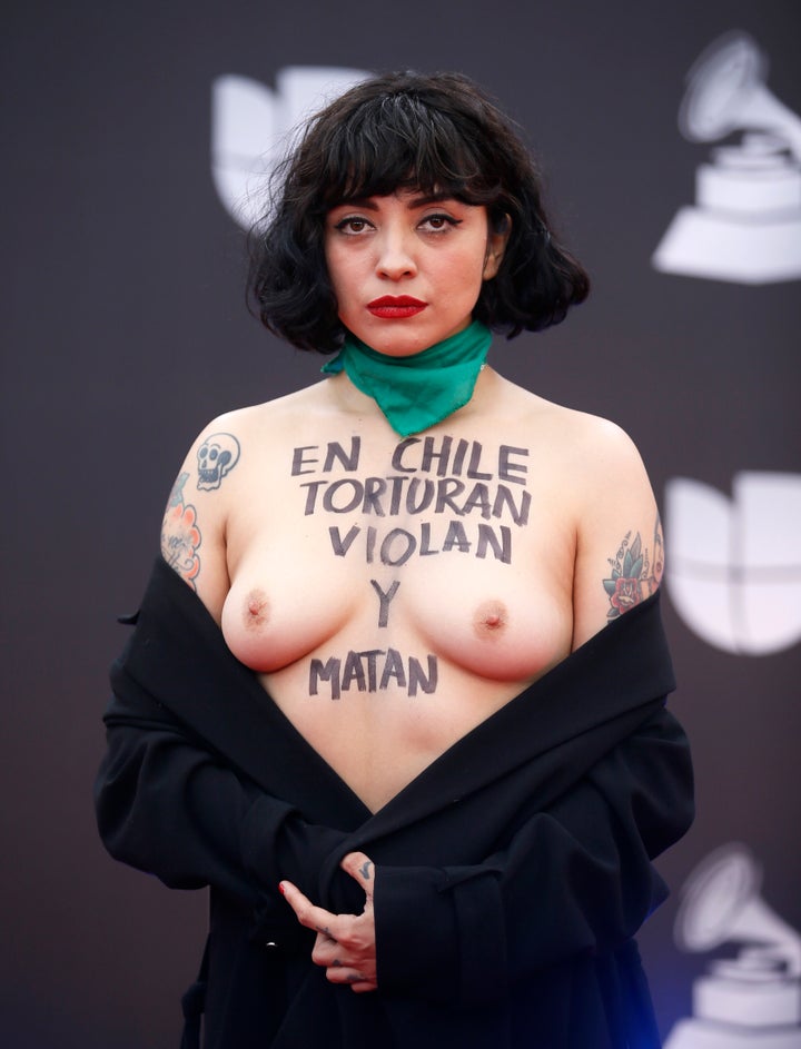 La cantante Mon Laferte, en la alfombra roja de los Grammy Latino.