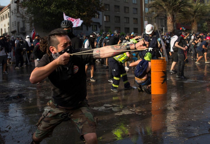 Manifestantes participan este jueves de las protestas durante la conmemoración del primer aniversario del asesinato del comunero mapuche Camilo Catrillanca.