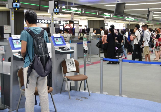 出入国審査、長蛇の列にさようなら。国内空港に導入された「自動化ゲート」とは? | ハフポスト