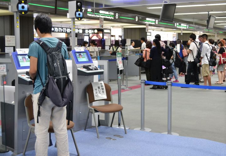 成田空港の出国審査で「自動化ゲート」を利用する旅行客＝2013年