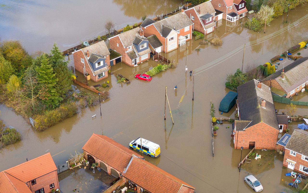 DONCASTER, ENGLAND - NOVEMBER 12: Flood water covers the roads and part of local houses in the Fishlake area on November 12, 2019 in Doncaster, England. (Photo by Christopher Furlong/Getty Images)