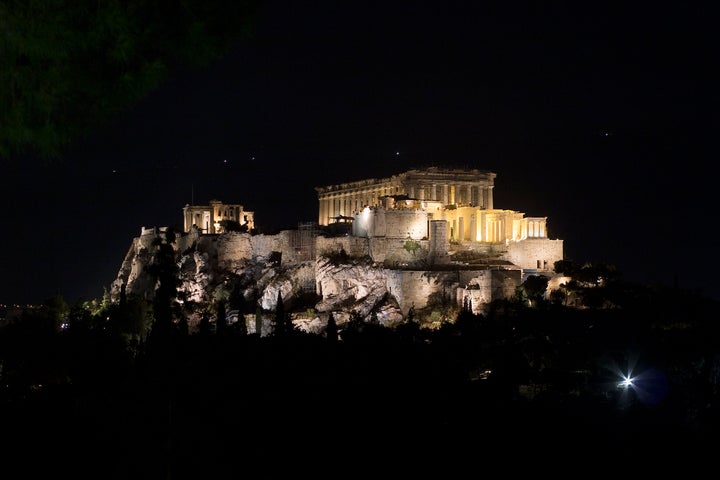 Στην επέτειο, φωταγωγημένα με μπλε χρώμα, συμμετέχουν μνημεία και σημαντικά κτήρια σε όλο τον κόσμο. 