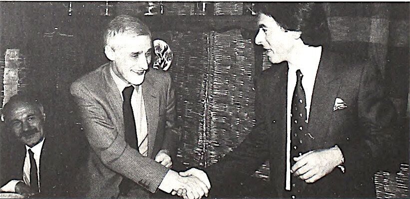 31.12.1986. Η ημέρα της συνταξιοδότησης του Neo από το Reuters. O Ζαν Κλοντ Μαρκάντ, υπεύθυνος για την Κεντρική Ευρώπη και την Ανατολική περιοχή τον συγχαίρει.