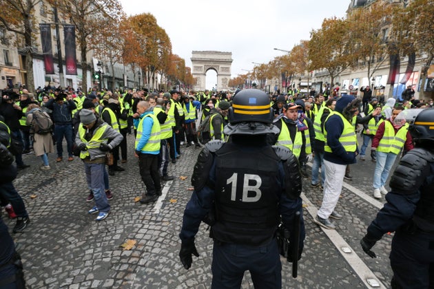 Gilets Jaunes De Nombreuses Stations De Métro Encore