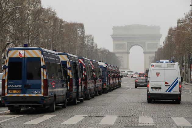 Gilets Jaunes La Sécurité Drastique Sur Les Champs élysées