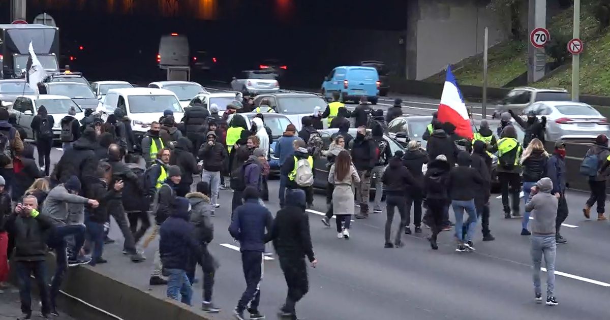 Des Gilets Jaunes Ont Brièvement Bloqué Le Périphérique à