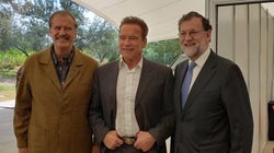 Cachondeo con esta foto de Rajoy con Arnold