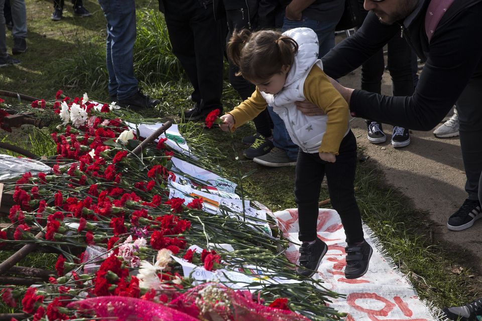 Μεγάλη προσέλευση στο Πολυτεχνείο - Φόρος τιμής στα θύματα και στον αγώνα κατά της