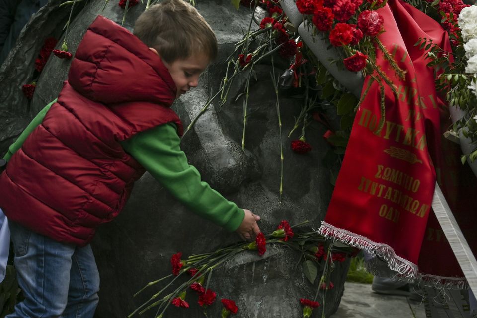 Μεγάλη προσέλευση στο Πολυτεχνείο - Φόρος τιμής στα θύματα και στον αγώνα κατά της