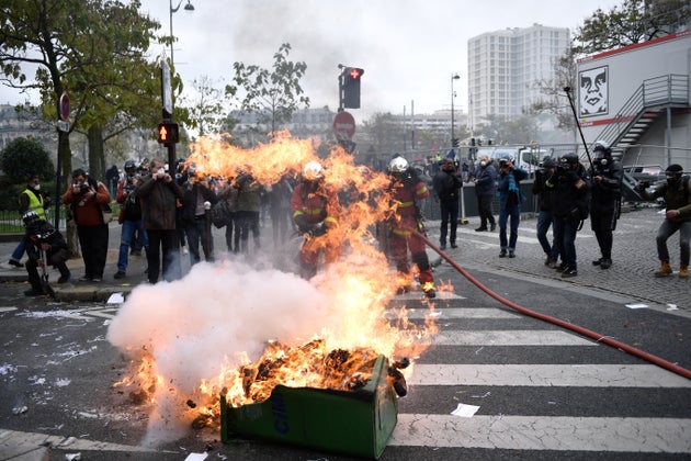 Gilets jaunes - Page 2 5dcff76b2500007f08d2d4a3