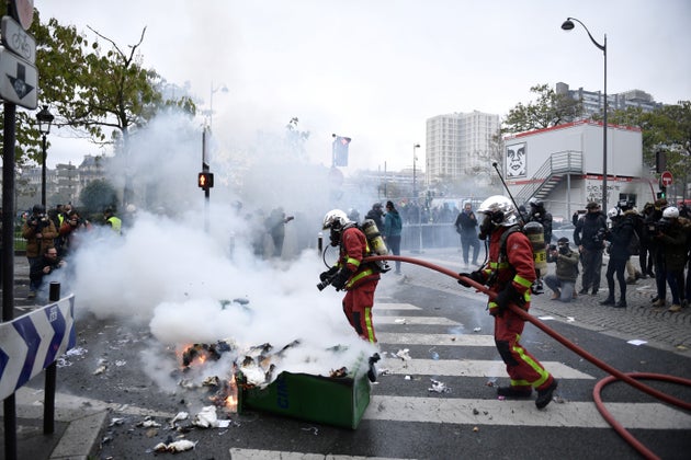 Gilets Jaunes Les Pompiers Cibles Dattaques Systématiques