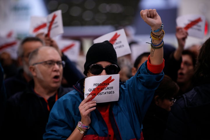 Δεκάδες διαδηλωτές στον κεντρικό σιδηροδρομικό σταθμό της Βαρκελώνης, υπερ της ανεξαρτησίας.