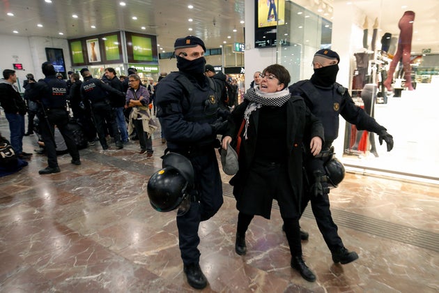 Αστυνομικοί στις διαδηλώσεις υπερ της ανεξαρτησίας, στον σιδηροδρομικό σταθμό της Βαρκελώνης. 