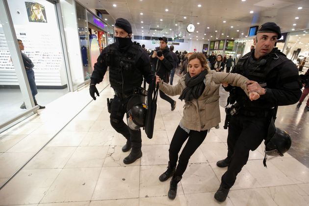 Αστυνομικοί στις διαδηλώσεις υπερ της ανεξαρτησίας, στον σιδηροδρομικό σταθμό της Βαρκελώνης. 