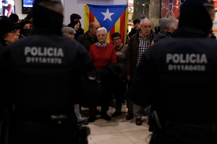 Αστυνομικοί στις διαδηλώσεις υπερ της ανεξαρτησίας, στον σιδηροδρομικό σταθμό της Βαρκελώνης. 