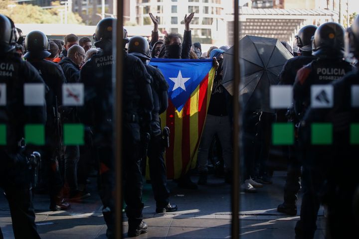 Αστυνομικοί στις διαδηλώσεις υπερ της ανεξαρτησίας, στον σιδηροδρομικό σταθμό της Βαρκελώνης. 