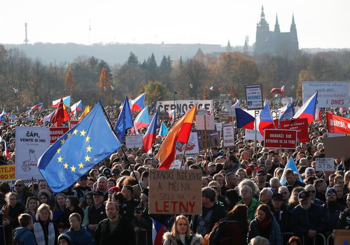 Περίπου 250.000 Τσέχοι πραγματοποίησαν σήμερα, Σάββατο πορεία κατά του πρωθυπουργού και του προέδρου της χώρας.