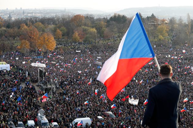 Περίπου 250.000 Τσέχοι πραγματοποίησαν σήμερα, Σάββατο πορεία κατά του πρωθυπουργού και του προέδρου της χώρας.