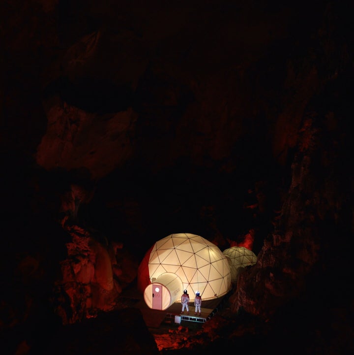 Vista de la Cúpula a lo lejos, en la inmensidad de la cueva.