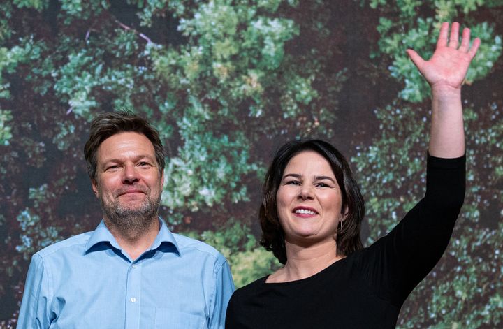 Με ποσοστά - ρεκόρ επανεξελέγησαν στην ηγεσία των Πρασίνων οι δύο επικεφαλής τους, Ρόμπερτ Χάμπεκ και Αναλένα Μπέρμποκ. 
