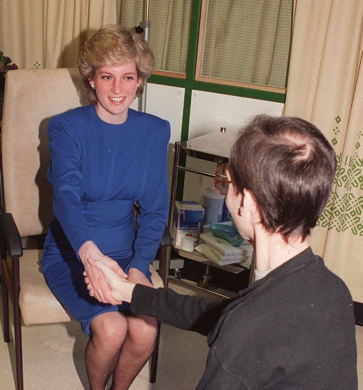 エイズ患者と握手をする故ダイアナ妃。手袋を外すことで「触ることで感染する」という、社会の誤解と偏見に挑んだ。1987年4月19日撮影