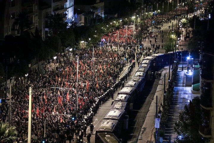 Πανοραμική εικόνα από την πορεία για την επέτειο εξέγερσης στο Πολυτεχνείο, έξω από την αμερικανική πρεσβεία.