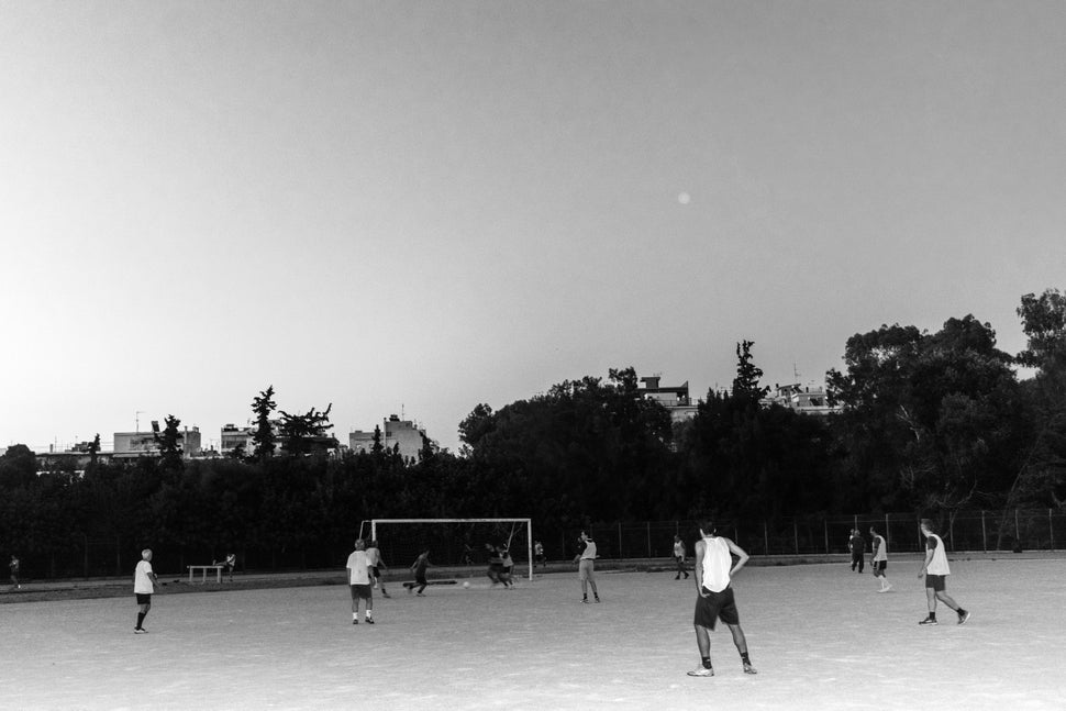 Φωτογραφία εποχής που απεικονίζει έναν ποδοσφαιρικό αγώνας τοπικού στα Ιλίσια.