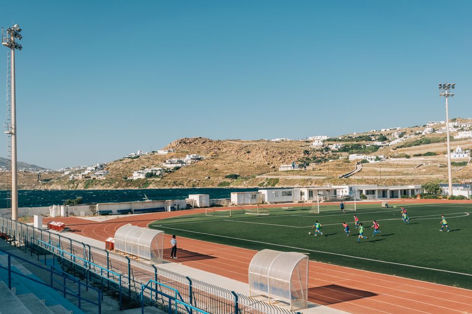 Το γήπεδο της ΑΟ Μυκόνου, μιας από τις ιστορικές και μεγάλες ομάδες των Κυκλάδων.