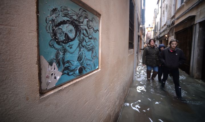 Η Βενετία, η οποία πλήττεται από πλημμύρες εδώ και μία εβδομάδα, δέχθηκε και πάλι την Κυριακή μεγάλη πλημμύρα.