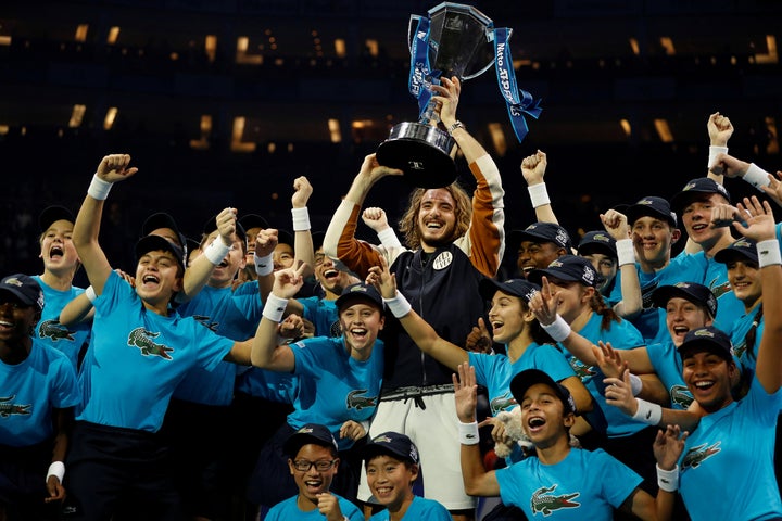 Ευτυχισμένος ανάμεσα στα ball boys...τους πιτσιρικάδες που τον βλέπουν ως το απόλυτο ίνδαλμα.