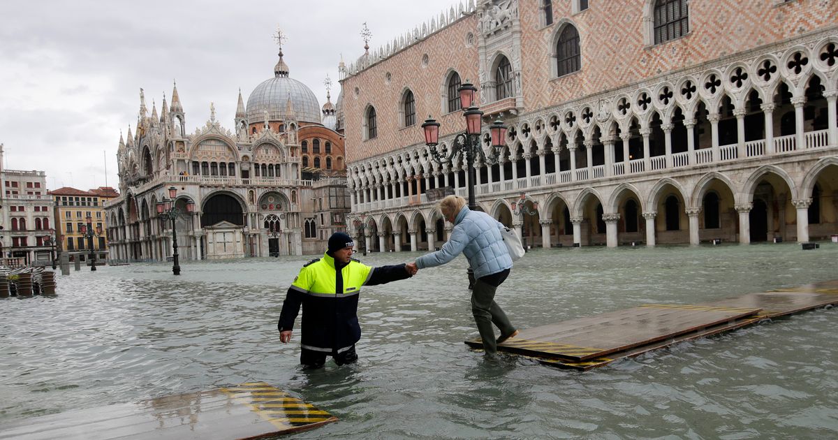 Почему венеция на воде. Площадь Святого марка Венеция подтопление. Венеция площадь Сан Марко наводнение. Площадь Сан Марко затоплена. Венеция Сан Марко наводнение 2019.