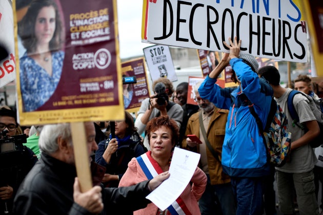La sénatrice EELV de Paris Esther Benbassa manifeste devant le palais de justice de Paris en soutien...