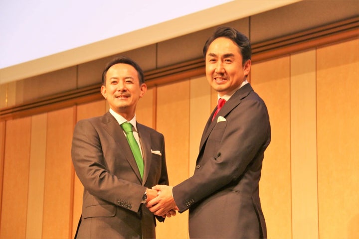 共同記者会見するZHDの川邊健太郎CEO（左）とLINEの出澤剛CEO（右）