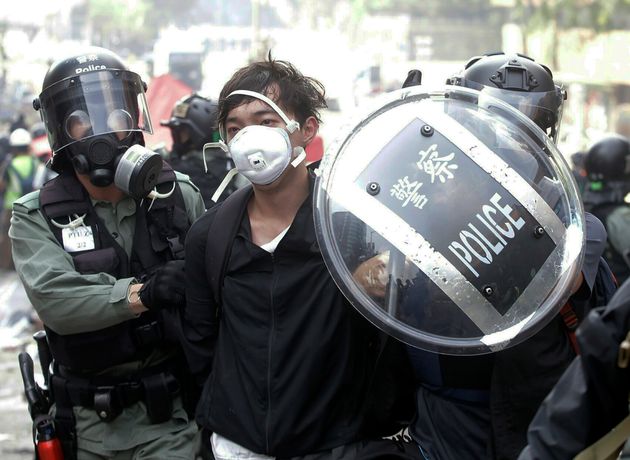 Χονγκ Κονγκ: Διαδηλωτές «δραπέτευσαν» από το αστυνομοκρατούμενο πολυτεχνείο με